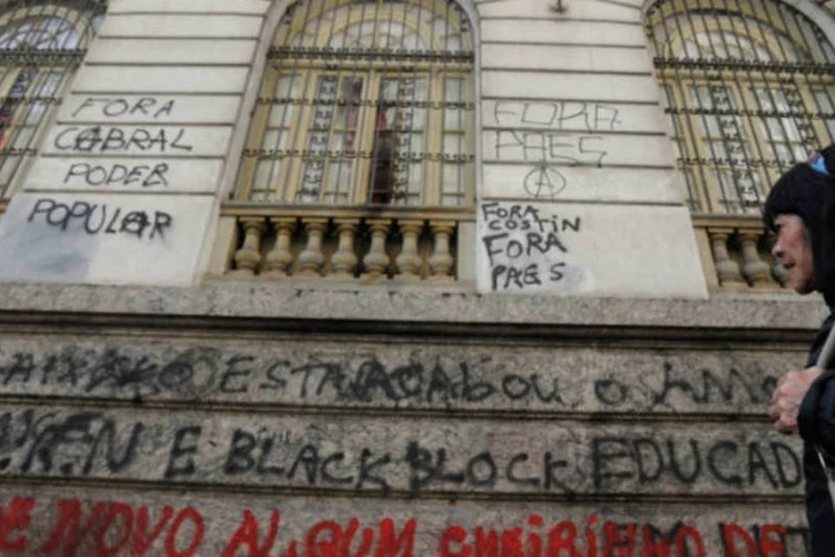 
	Protesto no Rio: na &uacute;ltima segunda-feira, 7 uma passeata que contou com milhares de pessoas na Avenida Rio Branco terminou em confronto no centro da cidade
 (Agência Brasil)