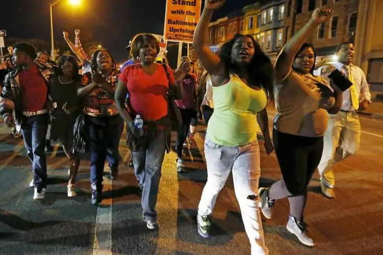 
	Manifestantes em protesto pac&iacute;fico em Baltimore: Freddie Gray foi v&iacute;tima de um ferimento grave nas v&eacute;rtebras cervicais durante sua transfer&ecirc;ncia em um furg&atilde;o policial
 (Protesto pacífico em Baltimore 2/5/2015)