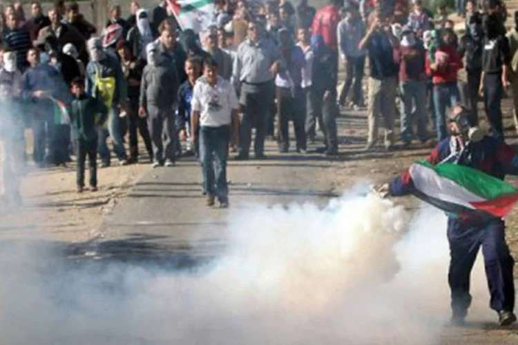 
	Palestinos protestam contra expropria&ccedil;&otilde;es de Israel: a mensagem foi recebida com cr&iacute;ticas pelo uso pol&iacute;tico de um s&iacute;mbolo crist&atilde;o e acusada de racismo
 (©AFP / Jaafar Ashtiyeh)
