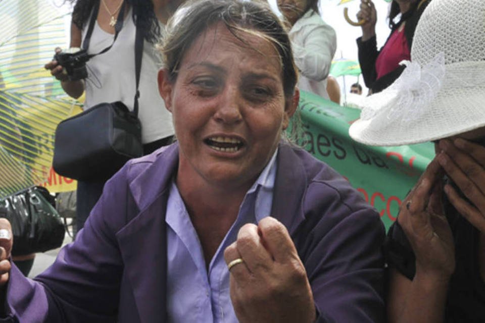 Manifestantes protestam em frente por direito a terra