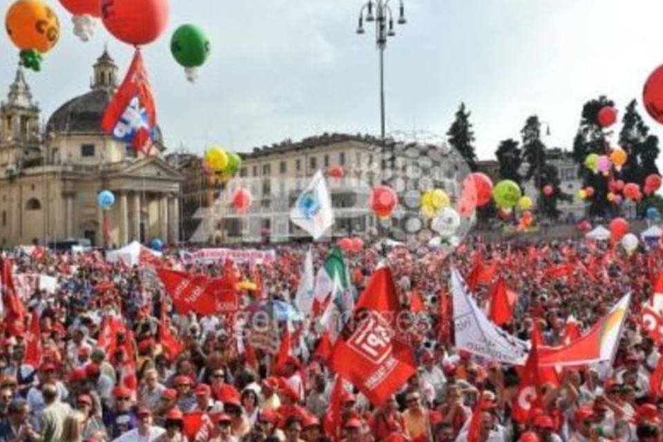 Milhares de italianos protestam contra plano de austeridade