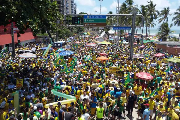 Protesto em Recife: deputados Jarbas Vasconcelos,Mendonça Filho e Augusto Coutinho foram ao ato (Sumaia Villela/Agência Brasil)