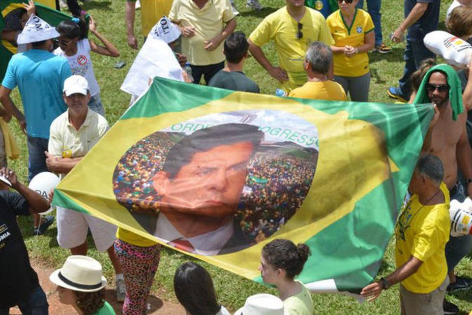 Moro é tratado como herói em manifestação em Brasília