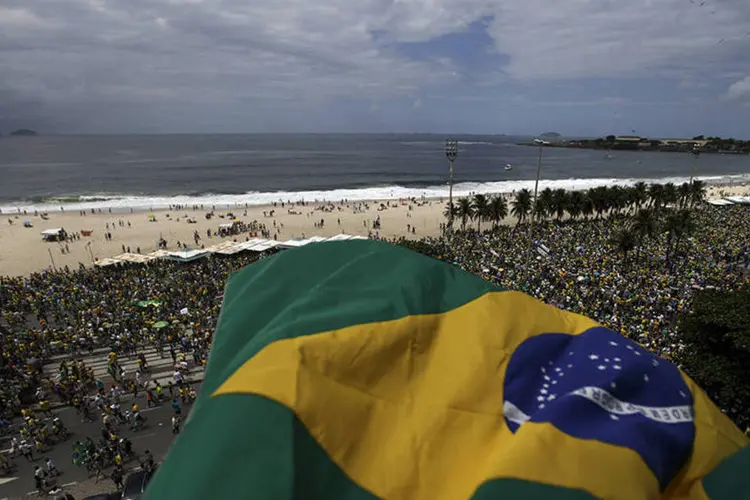 
	Protesto em Copacabana: manifesta&ccedil;&otilde;es ser&atilde;o em hor&aacute;rios e sentidos diferentes, mas MBL e VPR querem impedir ato pr&oacute;-governo.
 (Ricardo Moraes/Reuters)