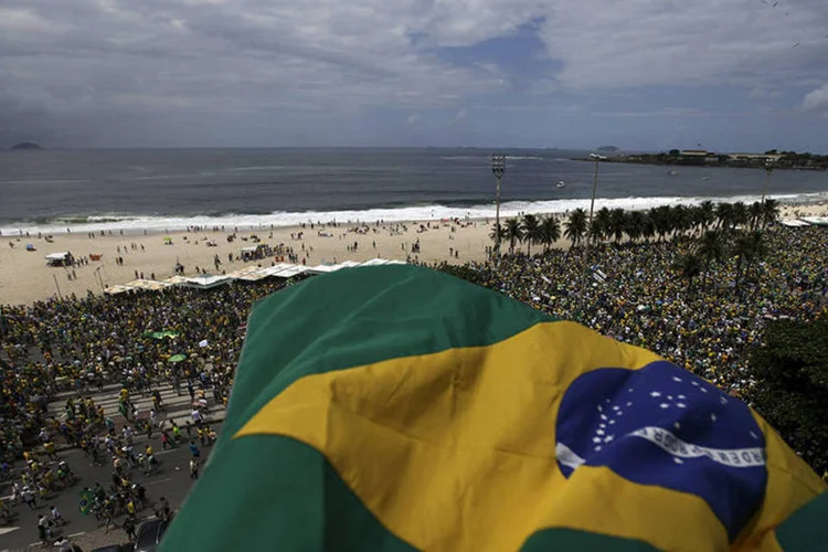 
	Protesto em Copacabana: manifesta&ccedil;&otilde;es ser&atilde;o em hor&aacute;rios e sentidos diferentes, mas MBL e VPR querem impedir ato pr&oacute;-governo.
 (Ricardo Moraes/Reuters)