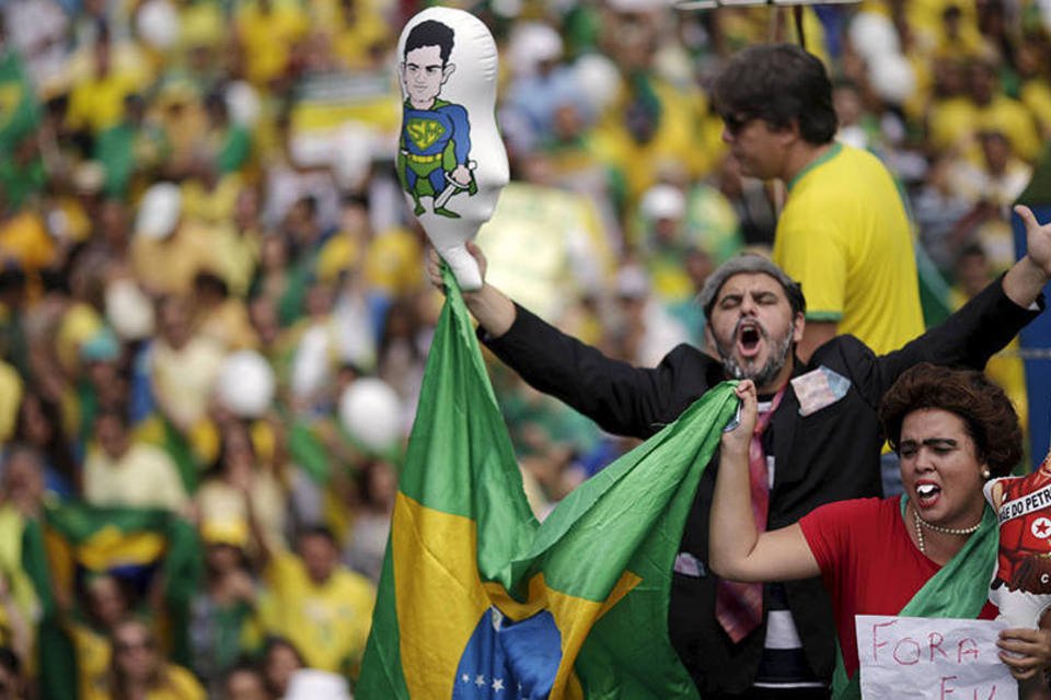 5 mil manifestantes pedem afastamento de Dilma na Esplanada