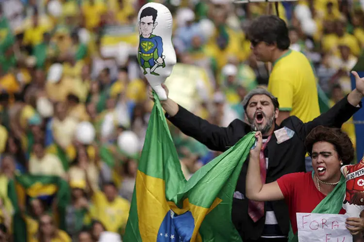 
	Manifestantes se vestem e Lula em protesto: n&uacute;mero de pessoas reunidas no Brasil chamou a aten&ccedil;&atilde;o de jornais pelo mundo todo
 (Ueslei Marcelino/Reuters)
