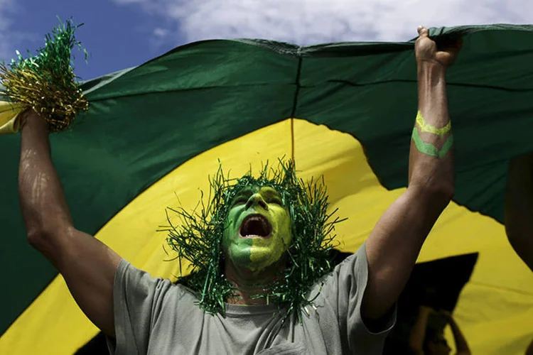 Manifestante com cara pintada e bandeira do Brasil em protesto contra Dilma Rousseff em Brasília (Ueslei Marcelino/Reuters)