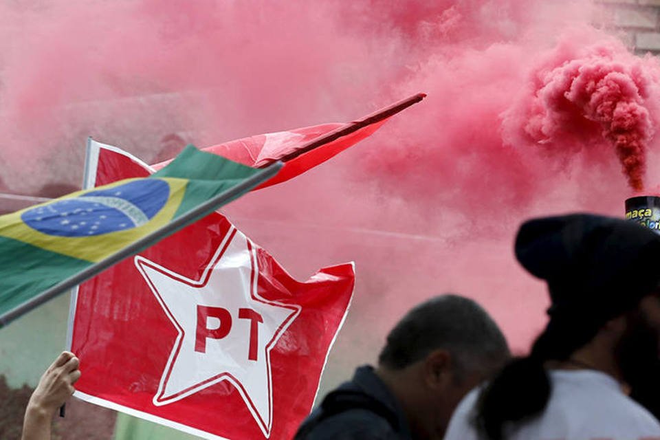 Petistas fazem vigília em frente ao Instituto Lula