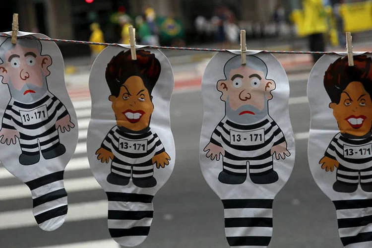 Bonecos infláveis ("pixulecos") de Luiz Inácio Lula da Silva e Dilma Rousseff são vendidos durante protestos em São Paulo (Nacho Doce/Reuters)