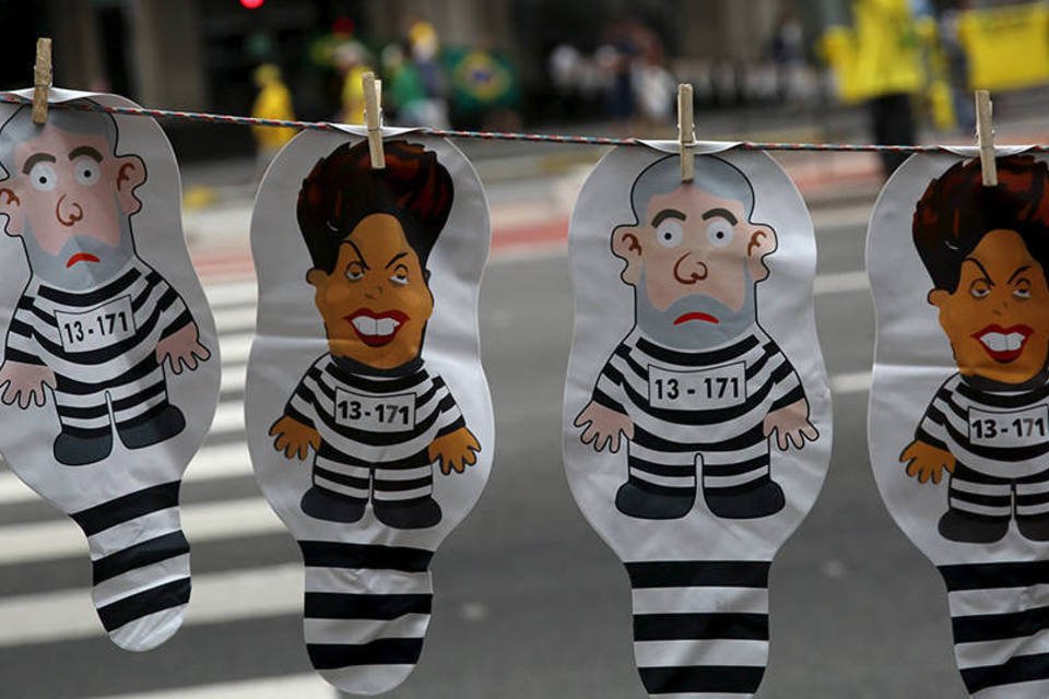 Manifestantes inflam "pixuleco" na porta da residência de Lula