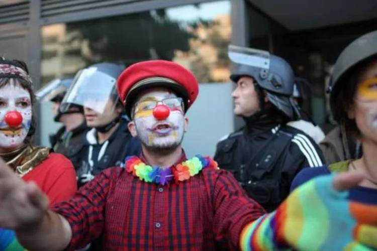 Manifestantes usam máscaras de palhaço em Nice (Frederic Nebinger/Getty Images)