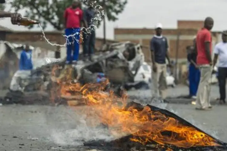 Distúrbios durante protestos xenófobos em Johannesburgo: deslocados foram levados a quatro refúgios, mas são necessárias mais instalações para acolhê-los (Mujahid Safodien/AFP)