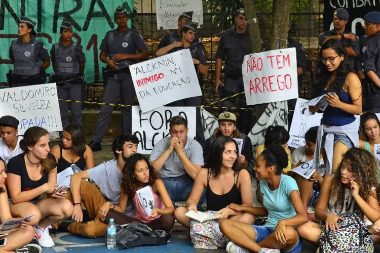 
	Protesto na Escola Estadual Fern&atilde;o Dias Paes: at&eacute; agora, o Estado acenava com a possibilidade de usar a pol&iacute;cia para desocupar os col&eacute;gios
 (Rovena Rosa/Agência Brasil)