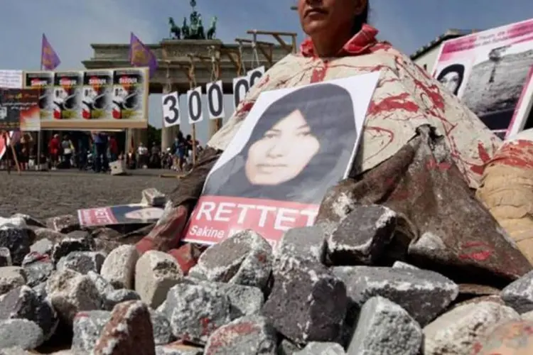 
	Iranianos exilados em Berlim protestam contra apedrejamento de Sakineh Ashtiani: a despropor&ccedil;&atilde;o da pena tem o elemento da discrimina&ccedil;&atilde;o das mulheres, segundo a ONU
 (Sean Gallup/Getty Images)