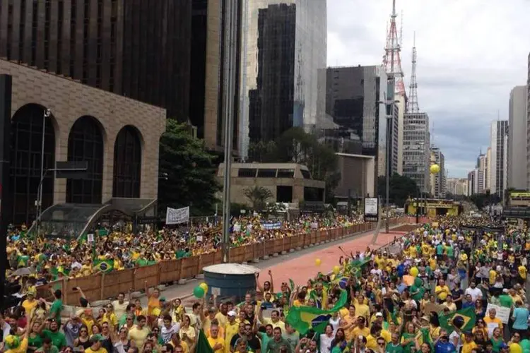 
	Twitter: site registrou 1,7 milh&atilde;o de tu&iacute;tes com as hashtags #Dilma, #governo, #manifesta&ccedil;&atilde;o e #protesto entre sexta e hoje
 (Beatriz Souza/ EXAME.com)