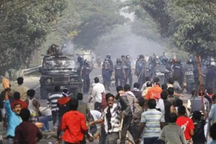 
	Protestos em Bangladesh: os acidentes de tr&acirc;nsito s&atilde;o frequentes em Bangladesh, um dos pa&iacute;ses com uma das rede vi&aacute;rias mais perigosas
 (AFP)