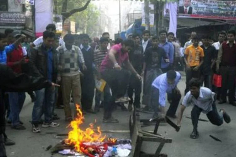 Protestos em Bangladesh: milhares de pessoas saíram às ruas contra o governo (Munir Uz Zaman/AFP)
