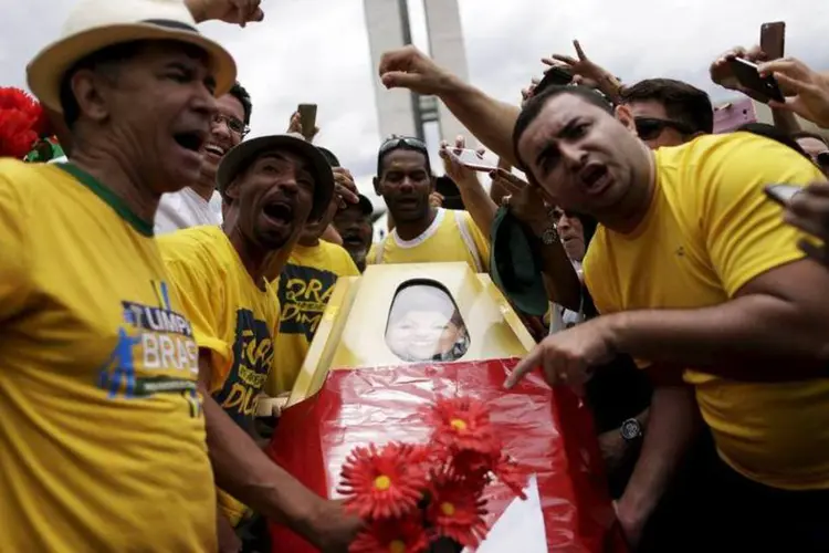 
	Protesto em Bras&iacute;lia: manifestantes gritavam palavras de ordem de &quot;Fora, Dilma&quot;
 (Reuters)