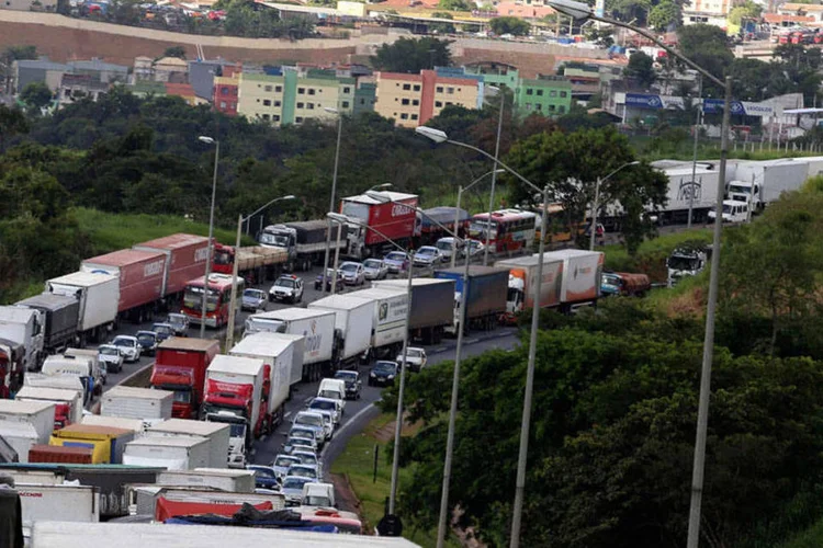 Caminhoneiros: há ainda 594 pontos de aglomeração de caminhoneiros em rodovias federais, segundo balanço da PRF (Washington Alves/Reuters)