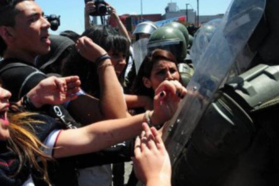 Barricadas e distúrbios em novo protesto estundantil no Chile