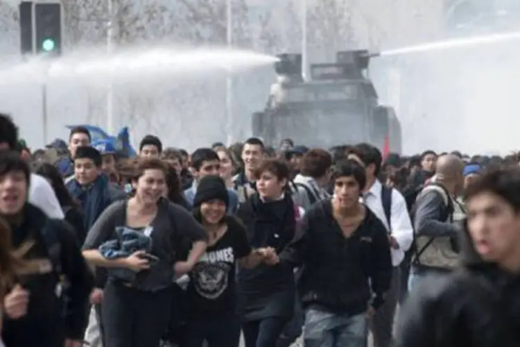 
	Estudantes chilenos protestam pela melhoria da educa&ccedil;&atilde;o no pa&iacute;s: os dirigentes estudiantis rejeitaram o pacto pol&iacute;tico por considerar insuficiente o total que ser&aacute; arrecadado
 (Claudio Santana/AFP)