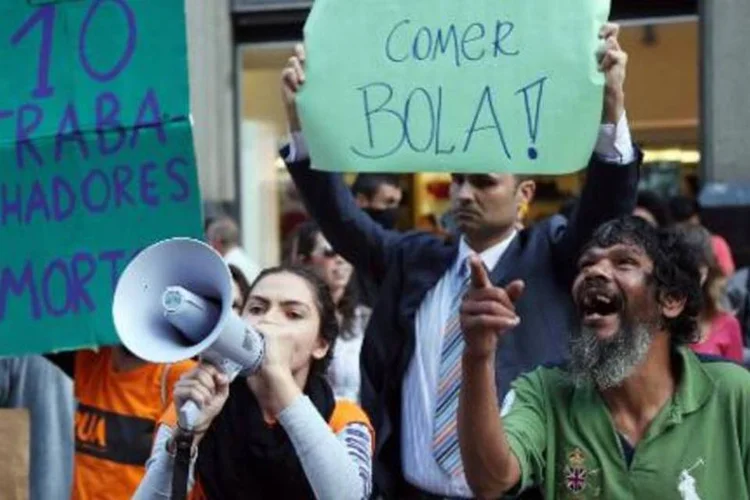 Manifestantes anti-FIFA fazem ato em Curitiba, em 16 de junho de 2014 (Orlando Kissner/AFP)