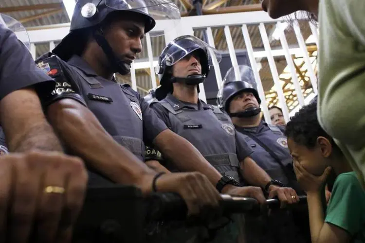 Policiais montam guarda na estação de Metrô Tatuapé, durante protesto contra a Copa do Mundo (Nacho Doce/Reuters/Reuters)