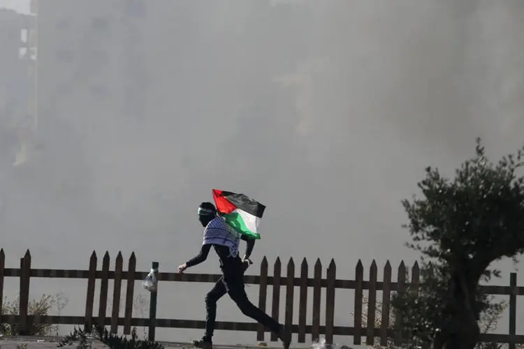 Bandeira da Palestina: segundo essa ideia, as terras povoadas por colonos judeus nos territórios palestinos se integrariam em Israel (Mohamad Torokman / Reuters)