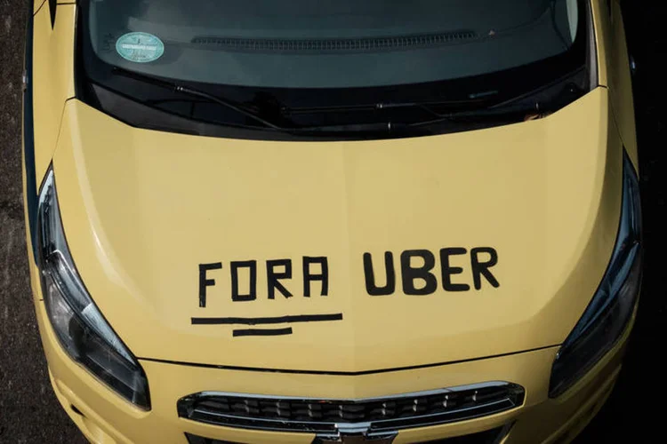 Foto de arquivo mostra protesto de taxista contra o Uber no Rio (Yasuyoshi Chiba/AFP)