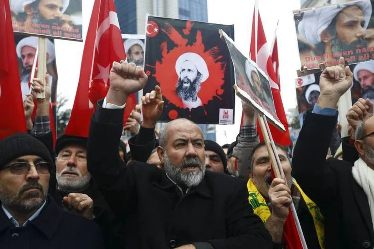 
	Protestos de xiitas: ontem, Bahrein e Sud&atilde;o cortaram seus la&ccedil;os diplom&aacute;ticos com o Ir&atilde;
 (REUTERS/Osman Orsal)