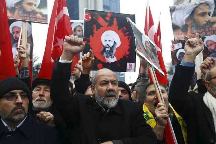 Protestos de xiitas contra a execução de Nimr al-Nimr, em frente ao consulado da Arábia Saudita em Istambul (REUTERS/Osman Orsal)