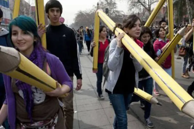 
	Estudantes protestam por melhorias na educa&ccedil;&atilde;o chilena em Santiago: os dirigentes estudiantis rejeitaram o pacto pol&iacute;tico por considerar insuficiente o total que ser&aacute; arrecadado
 (Claudio Santana/AFP)