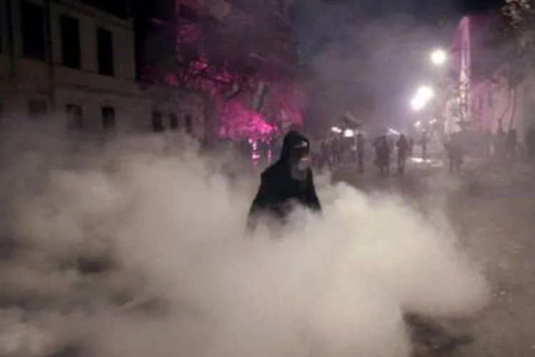 A polícia usou gases lacrimogêneos durante os distúrbios registrados na noite de quinta-feira (Mahmud Hams/AFP)