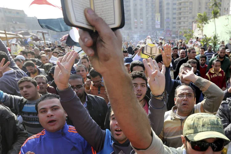 Islâmicos protestam contra o Exército e o Ministério do Interior, em Matariya, no Cairo, Egito (Mohamed Abd El Ghany/Reuters)