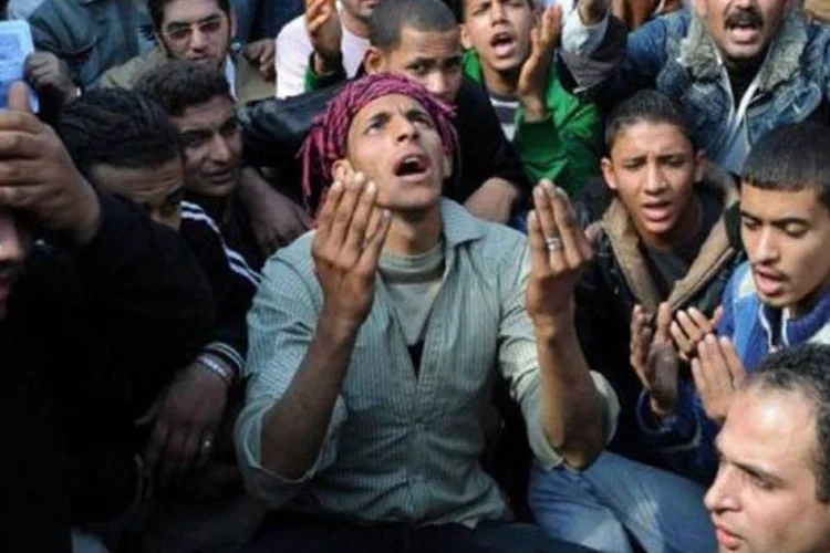 Egípcios lamentam morte de manifestantes: opositor ElBaradei deve negociar com o regime (Miguel Medina/AFP)