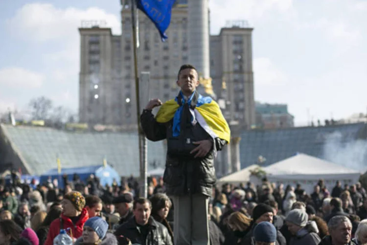 Homem participa de uma oração coletiva na praça da Independência de Kiev, na Ucrânia (Baz Ratner/Reuters)