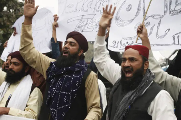 
	Apoiadores do partido religioso Sunni Tehreek durante uma manifesta&ccedil;&atilde;o em que pedem uma opera&ccedil;&atilde;o militar contra o Taleban, em Lahore
 (Mohsin Raza/Reuters)