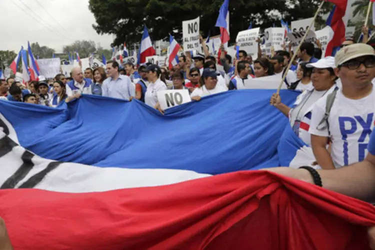 Apoiadores de Norman Quijano, candidato presidencial da Aliança Republicana Nacionalista (Arena), durante um protesto denuncia a fraude eleitoral, em San Salvador (Henry Romero/Reuters)