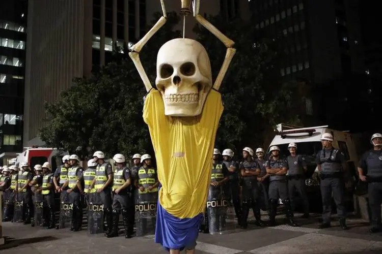 
	Policiais em linha patrulham uma manifesta&ccedil;&atilde;o contra a Copa do Mundo de 2014, em S&atilde;o Paulo
 (Nacho Doce/Reuters)