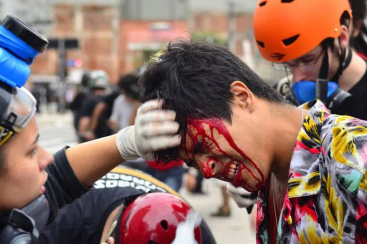 
	Protestos: em seis minutos de imagens, s&atilde;o lan&ccedil;ados pelo menos 49 artefatos explosivos
 (Rovena Rosa / Agência Brasil)