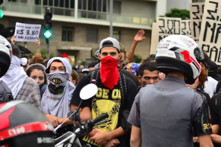 
	Protestos: pelo menos 20 manifestantes sofreram ferimentos provocados por estilha&ccedil;os de bombas e balas de borracha
 (Rovena Rosa / Agência Brasil)