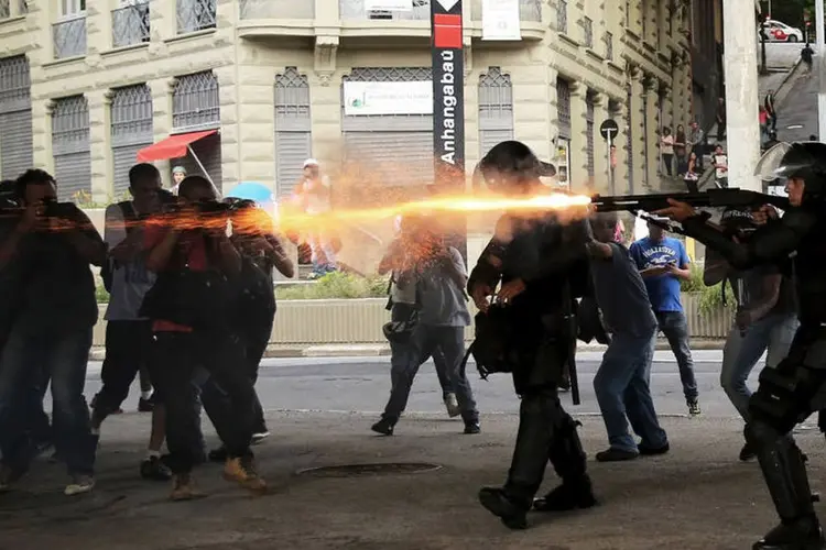 
	Policial dispara bomba de g&aacute;s lacrimog&ecirc;neo contra manifestantes em protesto contra aumento de passagens
 (Nacho Doce / Reuters)