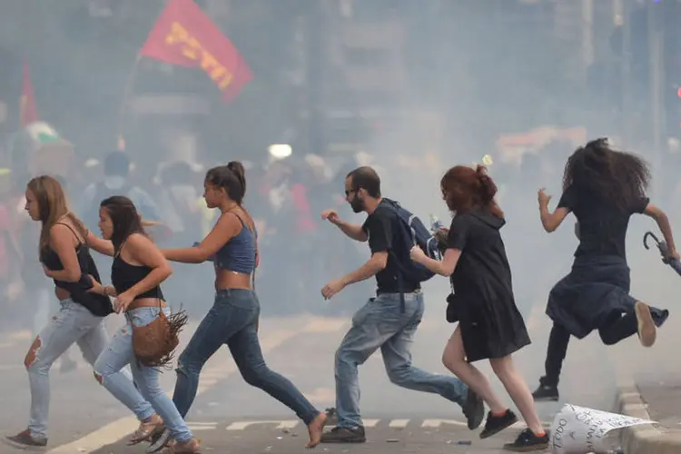
	Protestos: os manifestantes tentaram continuar a passeata, mas a pol&iacute;cia jogou bombas de g&aacute;s lacrimog&ecirc;neo
 (Nelson Almeida / AFP)