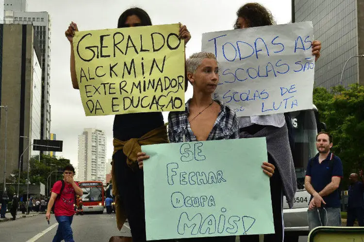 
	Estudantes protestam: os estudantes gritam palavras de ordem contra o governador Geraldo Alckmin
 (Rovena Rosa/ Agência Brasil)