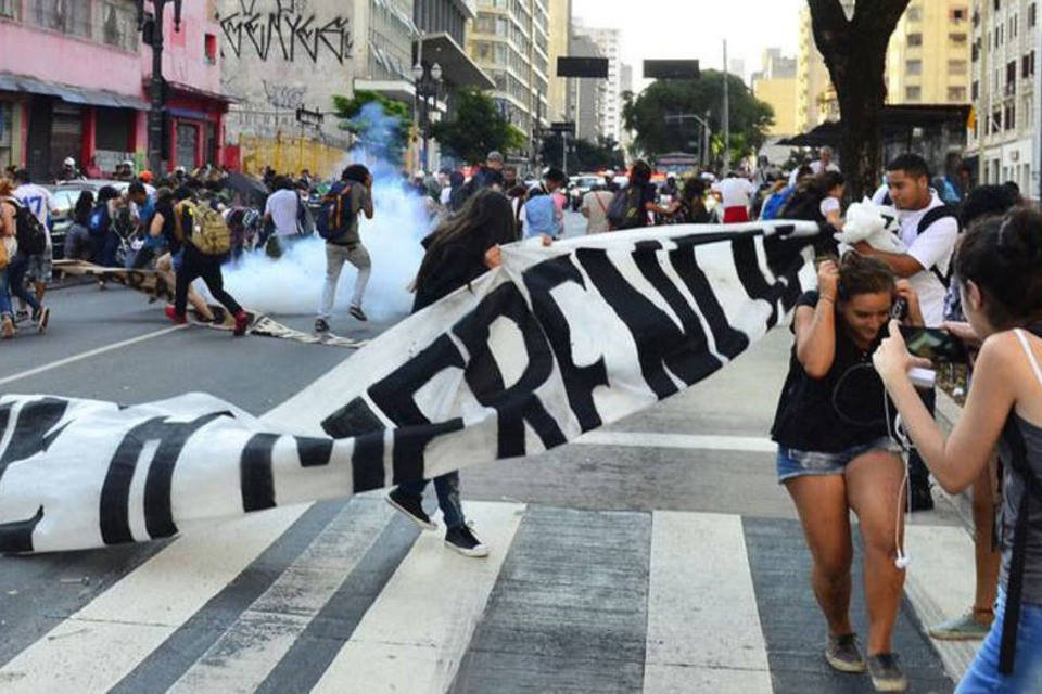 Após bombas da PM, estudantes continuam a protestar em SP