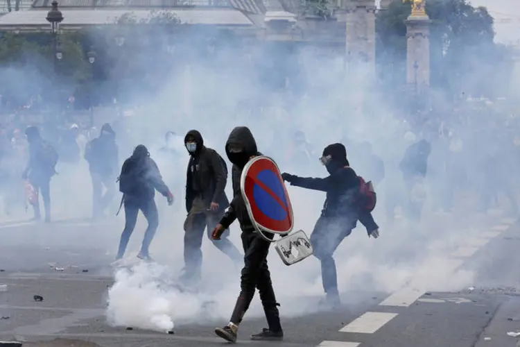 
	Protestos: nenhum dos lados quer ceder e sair chamuscado do impasse, que j&aacute; dura meses
 (Philippe Wojazer / Reuters)
