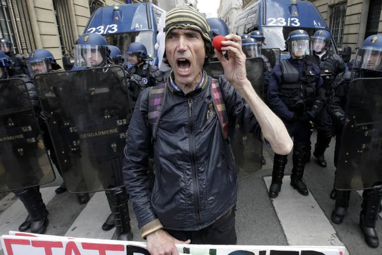 
	Protestos: desde 9 de mar&ccedil;o, os sindicatos organizam manifesta&ccedil;&otilde;es nacionais, que resultaram em confrontos com as pol&iacute;cia
 (Jacky Naegelen / Reuters)