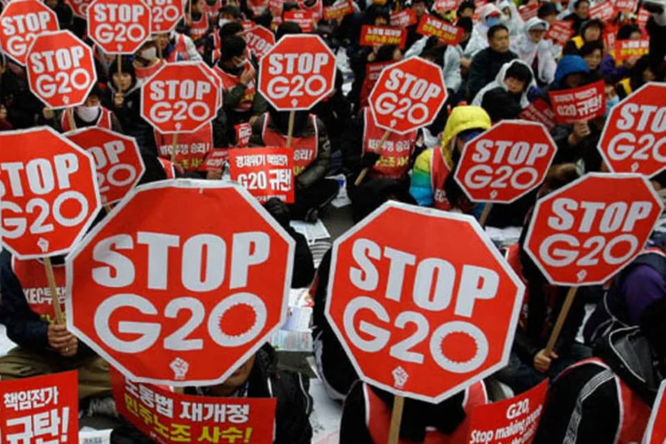 Manifestantes se aproximaram do prédio onde estão os líderes para a reunião (Chung Sung-Jun/Getty Images)