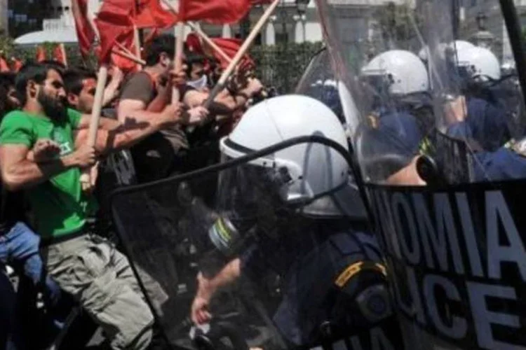 Manifestantes protestam contra medidas de austeridade econômica, que incluem aumento de impostos e diminuição de pensões (.)